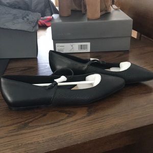 Vince camuto flat shoes brand new